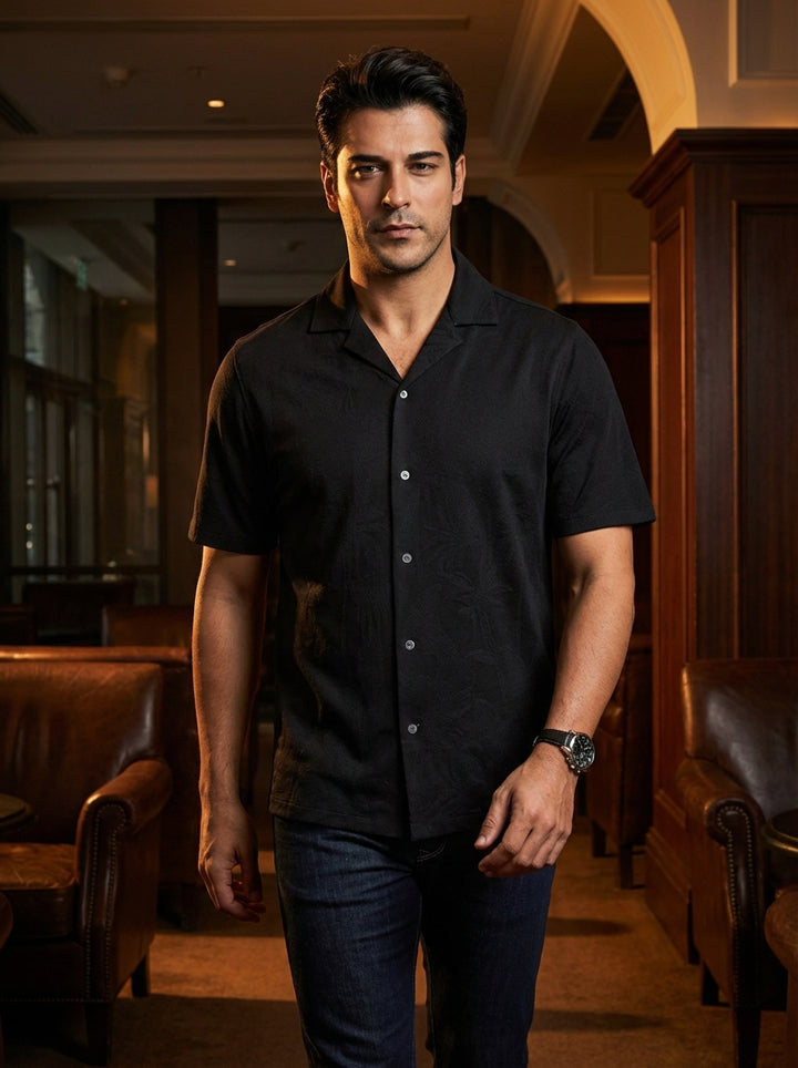 This classic short-sleeved black button-down shirt features a sophisticated notched lapel and a subtle jacquard floral pattern. Crafted for a modern fit, it blends understated elegance with casual comfort, making it an essential piece for versatile day-to
